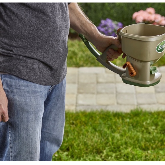 Scotts Whirl Hand-Powered Spreader - Picture 3 of 9